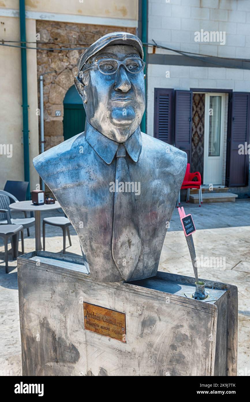 PUNTA SECCA, ITALIEN - 13. AUGUST 2021: Büste von Andrea Camilleri, dem berühmten sizilianischen Autor der Kriminalromane "Inspector Montalbano" Stockfoto