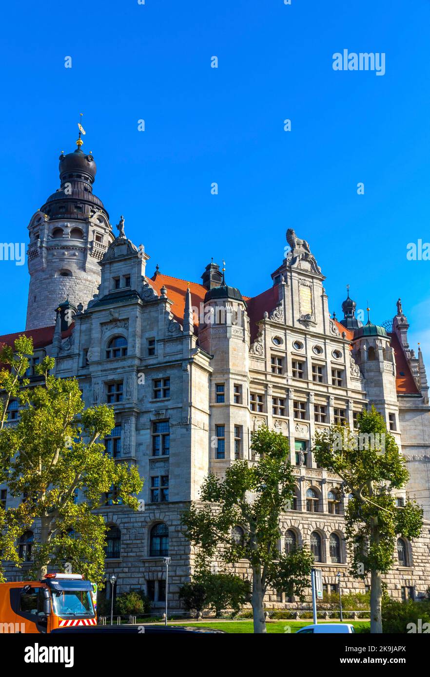 Neues Rathaus Leipzig - Sitz der Leipziger Stadtverwaltung seit 1905. Der Hauptturm (Rathausturm) (im Hintergrund) ist Stockfoto