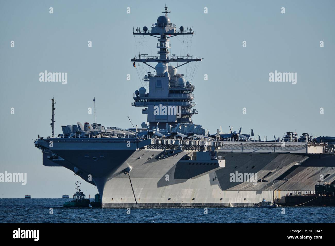 Halifax, Nova Scotia, Kanada. 28.. Oktober 2022. Die USS Gerald R. Ford der United States Navy im Hafen von Halifax als Teil ihres ersten Einsatzes für einen Wochenendbesuch bei ihren kanadischen Pendants. Die USS Gerald R. Ford ist das führende Schiff ihrer Klasse von Flugzeugträgern der US Navy und schließt sich anderen NATO-Kriegsschiffen in Halifax an. Kredit: Meanderingemu/Alamy Live Nachrichten Stockfoto
