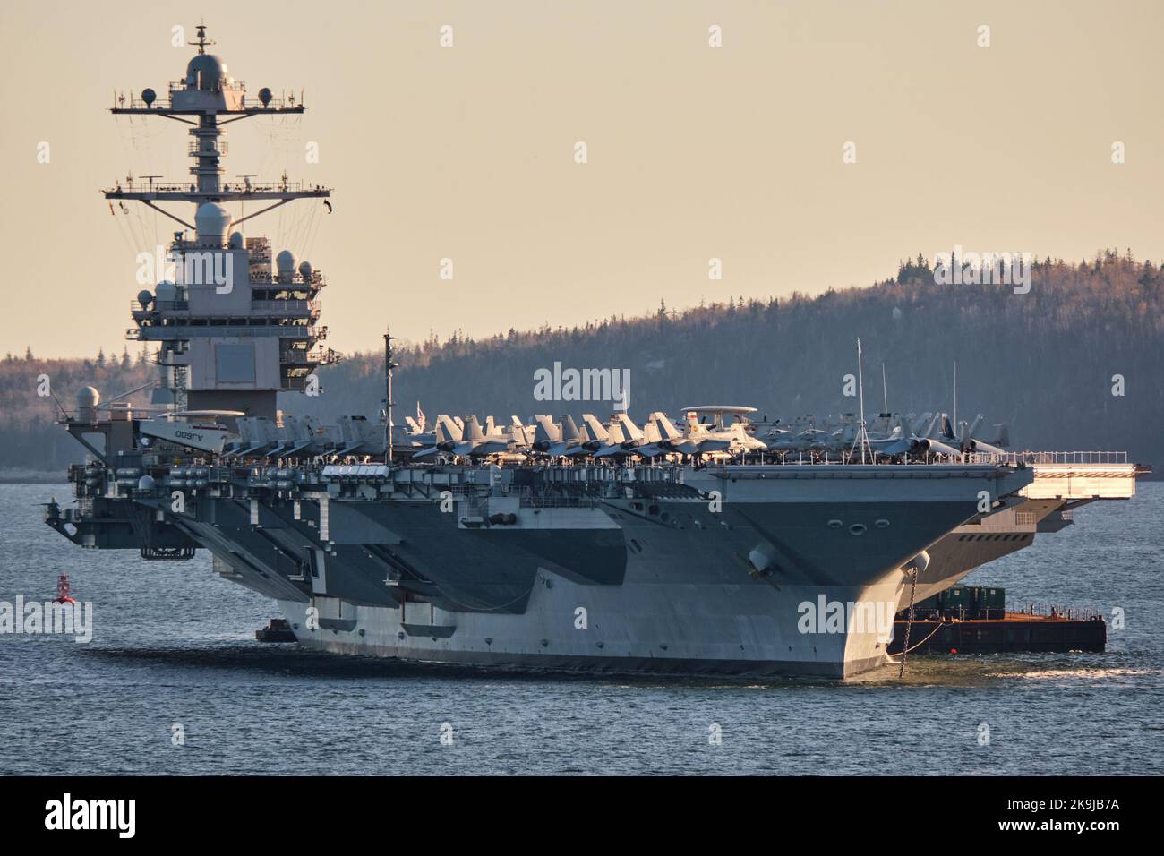 Halifax, Nova Scotia, Kanada. 28.. Oktober 2022. Die USS Gerald R. Ford der United States Navy im Hafen von Halifax als Teil ihres ersten Einsatzes für einen Wochenendbesuch bei ihren kanadischen Pendants. Die USS Gerald R. Ford ist das führende Schiff ihrer Klasse von Flugzeugträgern der US Navy und schließt sich anderen NATO-Kriegsschiffen in Halifax an. Kredit: Meanderingemu/Alamy Live Nachrichten Stockfoto