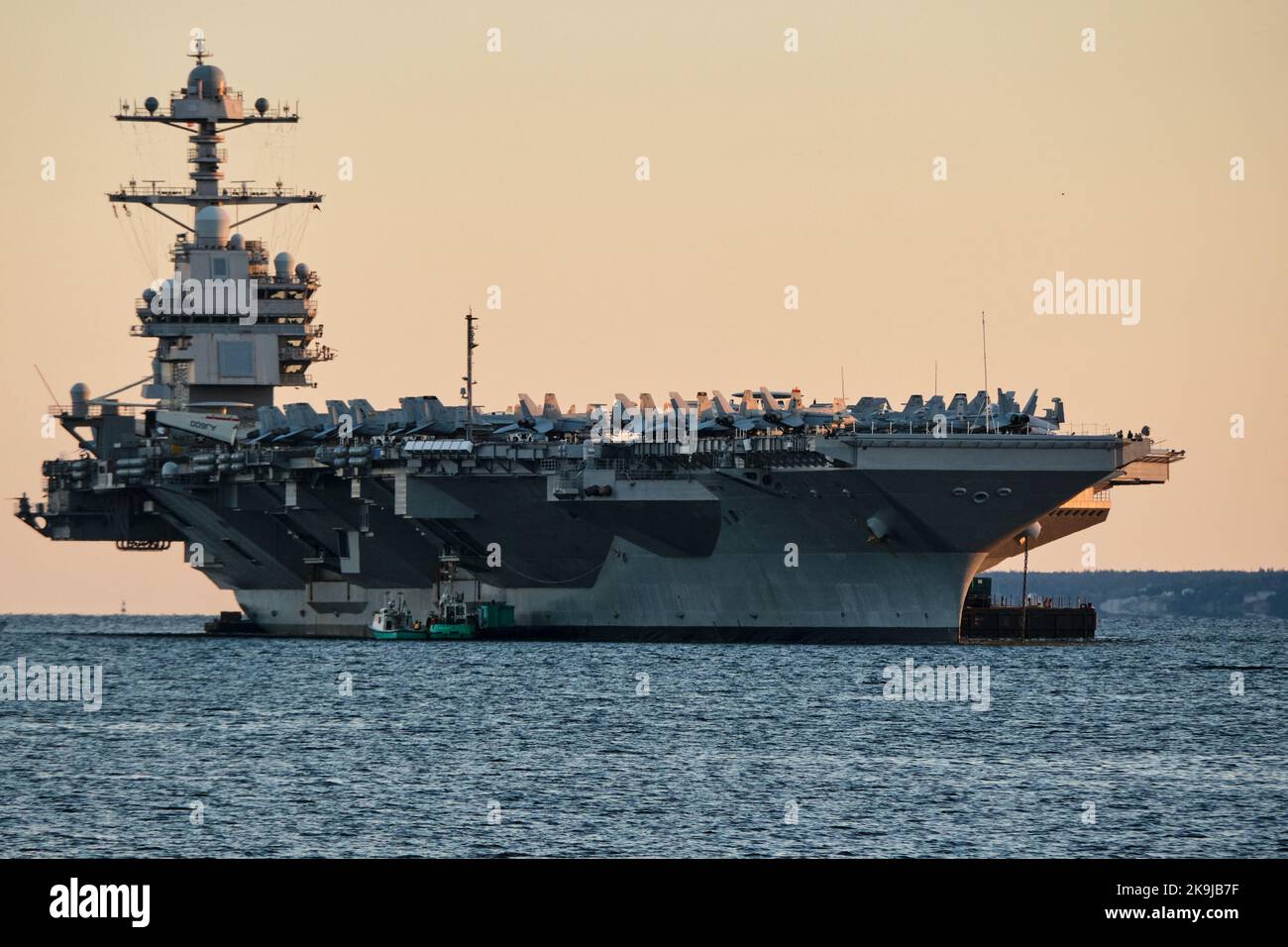 Halifax, Nova Scotia, Kanada. 28.. Oktober 2022. Die USS Gerald R. Ford der United States Navy im Hafen von Halifax als Teil ihres ersten Einsatzes für einen Wochenendbesuch bei ihren kanadischen Pendants. Die USS Gerald R. Ford ist das führende Schiff ihrer Klasse von Flugzeugträgern der US Navy und schließt sich anderen NATO-Kriegsschiffen in Halifax an. Kredit: Meanderingemu/Alamy Live Nachrichten Stockfoto
