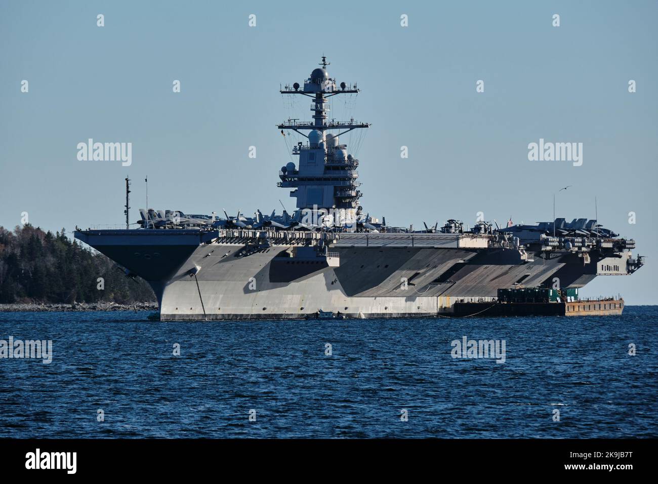 Halifax, Nova Scotia, Kanada. 28.. Oktober 2022. Die USS Gerald R. Ford der United States Navy im Hafen von Halifax als Teil ihres ersten Einsatzes für einen Wochenendbesuch bei ihren kanadischen Pendants. Die USS Gerald R. Ford ist das führende Schiff ihrer Klasse von Flugzeugträgern der US Navy und schließt sich anderen NATO-Kriegsschiffen in Halifax an. Kredit: Meanderingemu/Alamy Live Nachrichten Stockfoto