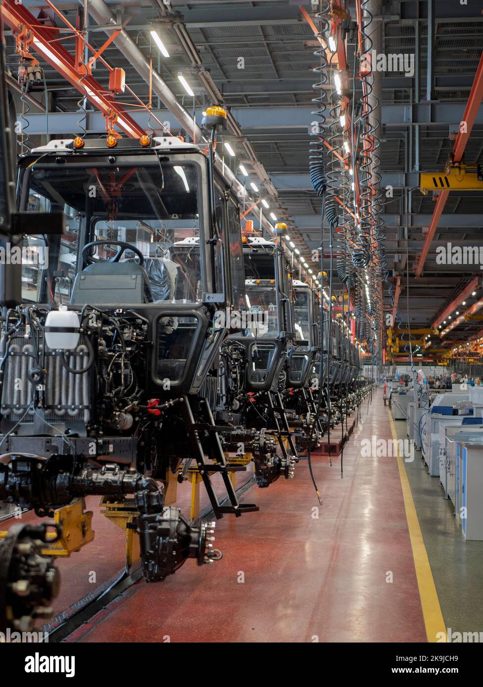 Traktormontagelinie in einem Produktionsgebäude, Traktorkabinen in der Montagehalle, selektiver Fokus Stockfoto