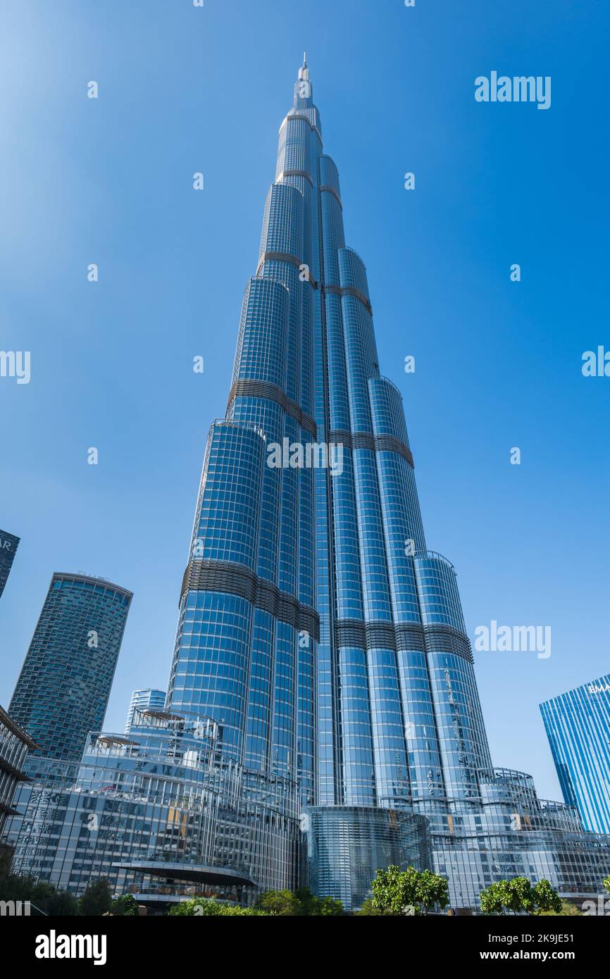 Dubai, VAE - Oktober 2022: Burj Khalifa in der Dubai Mall in den VAE, berühmtes Wahrzeichen von Dubai, Vereinigte Arabische Emirate. Stockfoto