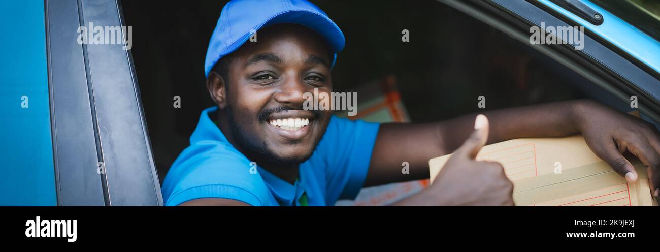 Afrikanischer Kurier der Lieferfirma, die ein Box-Paket im Auto mit Lächeln und glücklich hält.Konzept der Geschäftslieferung Service Stockfoto