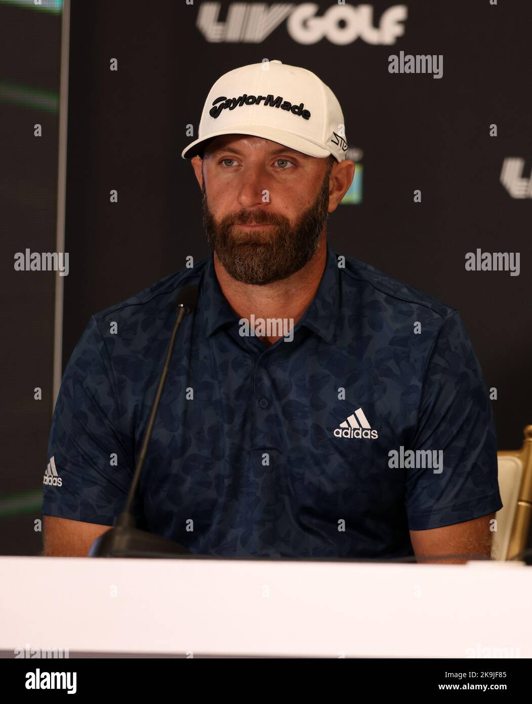 Miami, USA. 28. Oktober 2022. DORAL, FLORIDA - 28. OKTOBER: Teamkapitän Dustin Johnson von 4 Aces GC nimmt an einer Pressekonferenz nach dem Viertelfinale des LIV Golf Invitational - Miami im Trump National Doral Miami am 28. Oktober 2022 in Doral, Florida, Teil. (Foto von Alberto E. Tamargo/Sipa USA) Quelle: SIPA USA/Alamy Live News Stockfoto