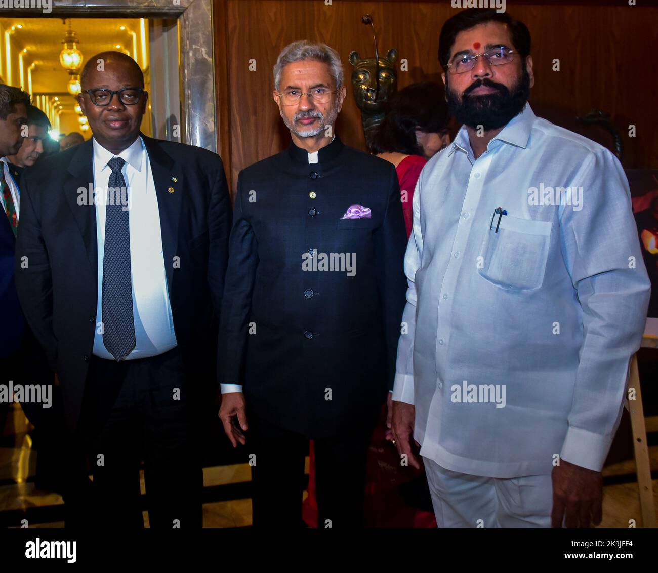 MUMBAI, INDIEN - 28. OKTOBER: Michael Moussa Adamo, Außenminister, Gabun und Präsident des UN-Sicherheitsrates, Subrahmanyam Jaishankar, Minister für auswärtige Angelegenheiten, indische Regierung und CM Eknath Shinde, Besuch der Fotoausstellung am 26/11. Mumbai Terror Attack, nach der informellen Einweisung an das UN-Sicherheitsrat-Komitee zur Terrorismusbekämpfung, Anlässlich eines Sondertreffens zum Thema „Countering the Use of New and Emerging Technologies for Terrorist Purpose“, veranstaltet vom Außenministerium der indischen Regierung am 28. Oktober 2022 im Taj Mahal Palace in Mumbai, Indien. (Foto von Anshuman Poyrekar/Hi Stockfoto