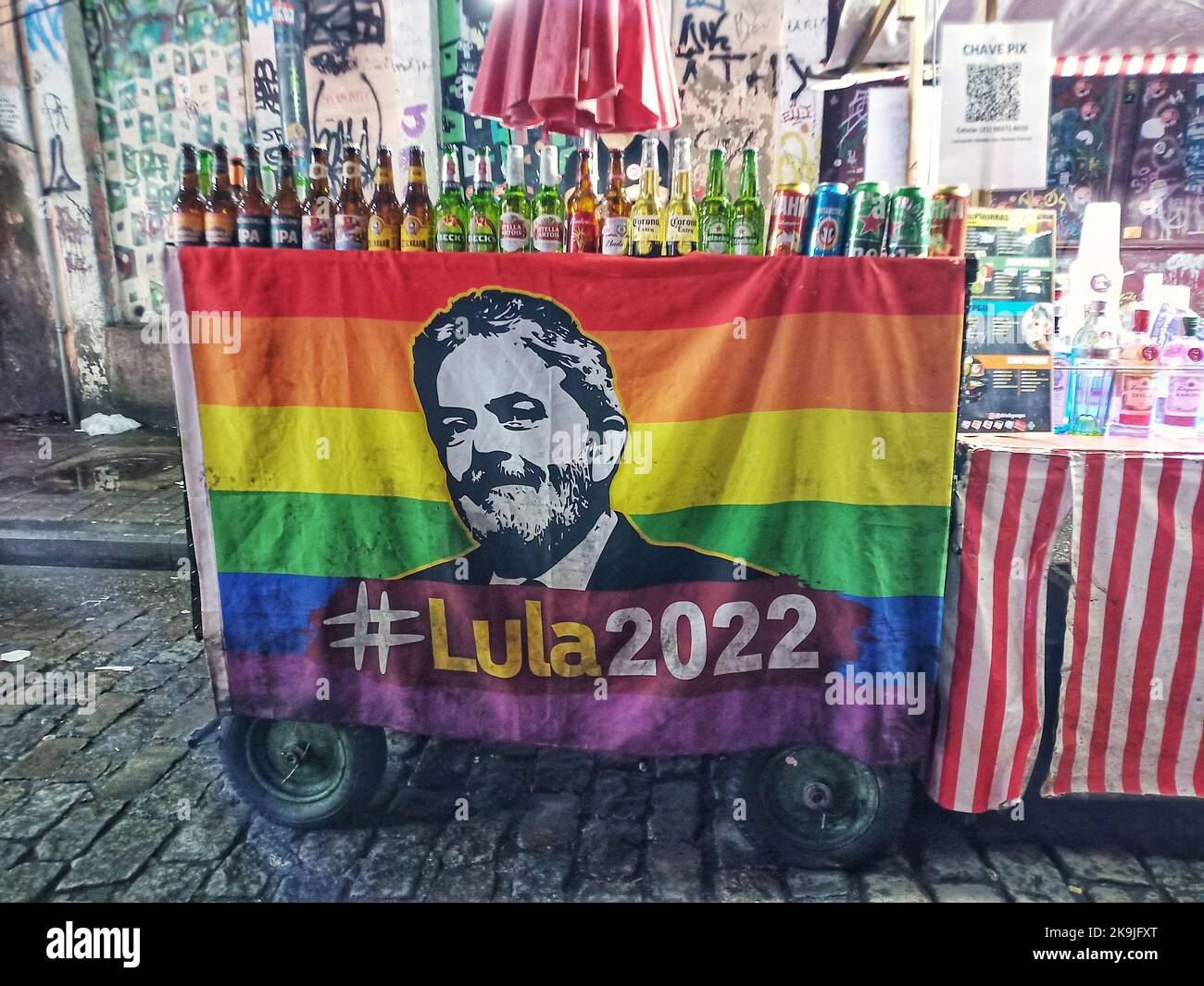 Brasilianischer Präsident Luiz Inacio Lula da Silva Plakat auf einer schwulen Flagge, Homosexuelle, die lula da silva für den Wahlkampf unterstützen, Wahlen in Brasilien 2022, lula Stockfoto