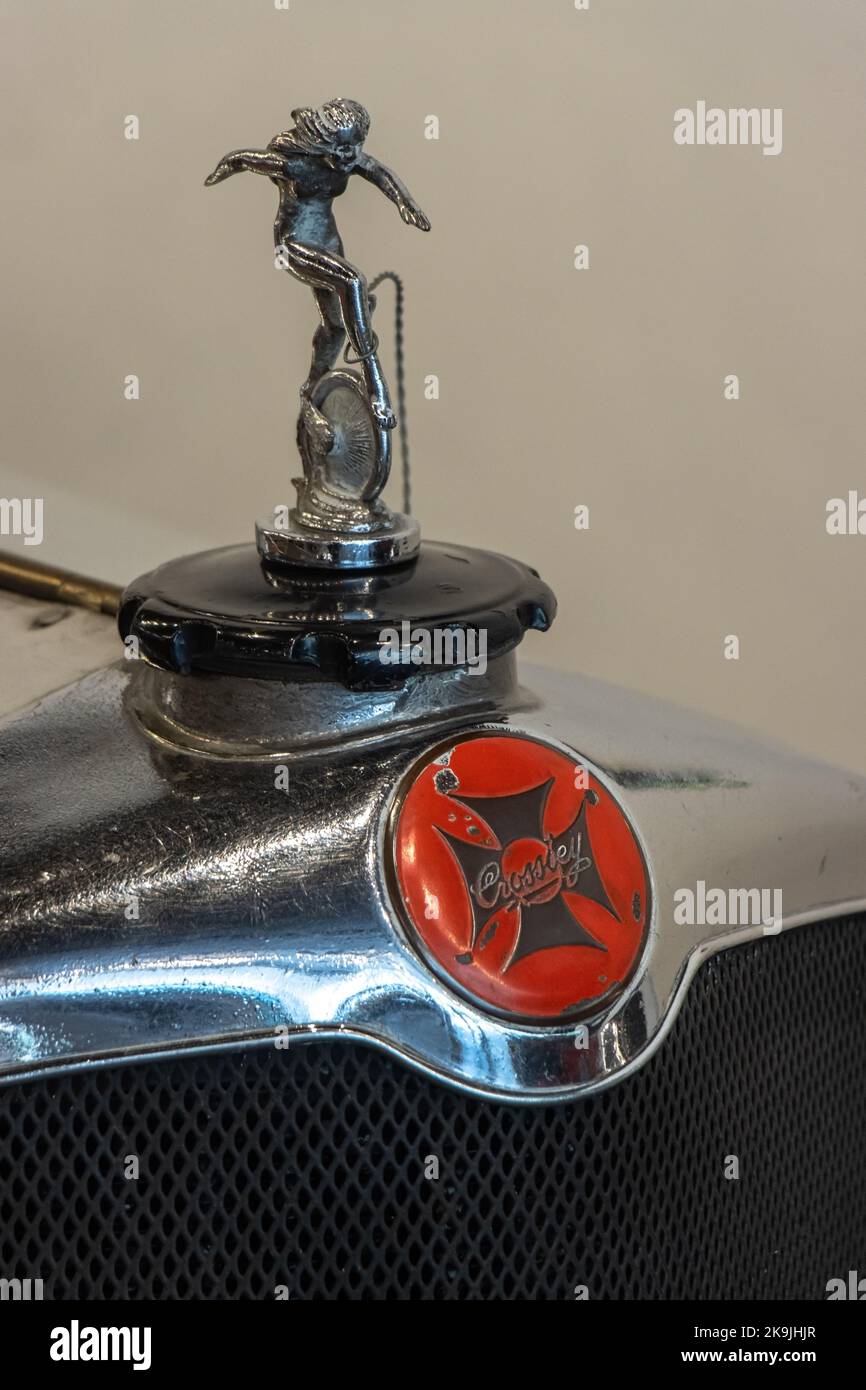 Nahaufnahme des Crossley Sports Tourer Oldtimer-Symbols Stockfoto