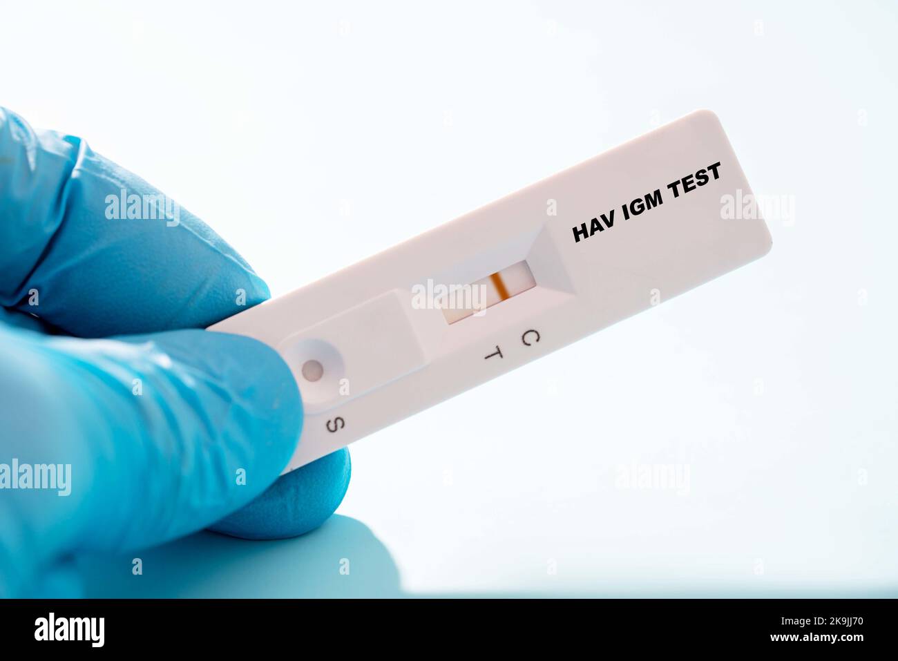 Negativer Hepatitis-A-IgM-Schnelltest, konzeptuelles Bild Stockfoto