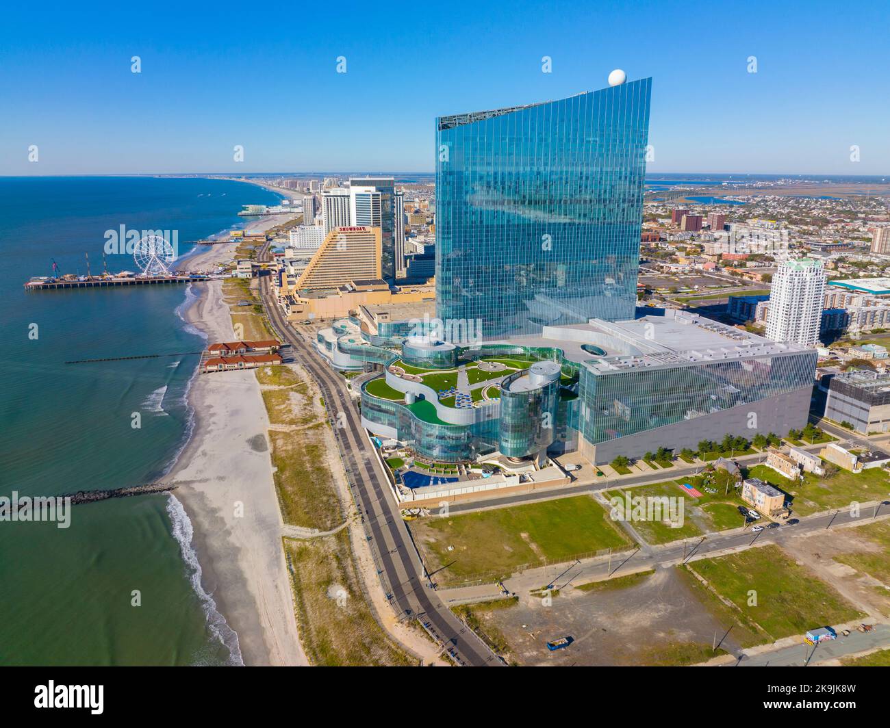 Luftaufnahme vom Ocean Casino Resort am Boardwalk in Atlantic City, New Jersey NJ, USA. Stockfoto