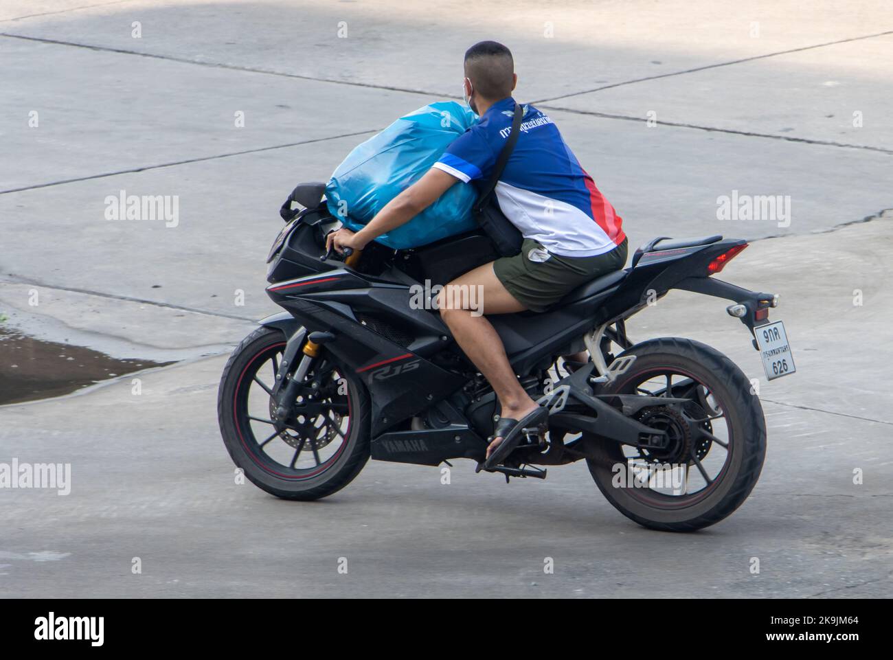 SAMUT PRAKAN, THAILAND, SEP 23 2022, Ein junger Mann mit Big Bag fährt ein Superbike Stockfoto