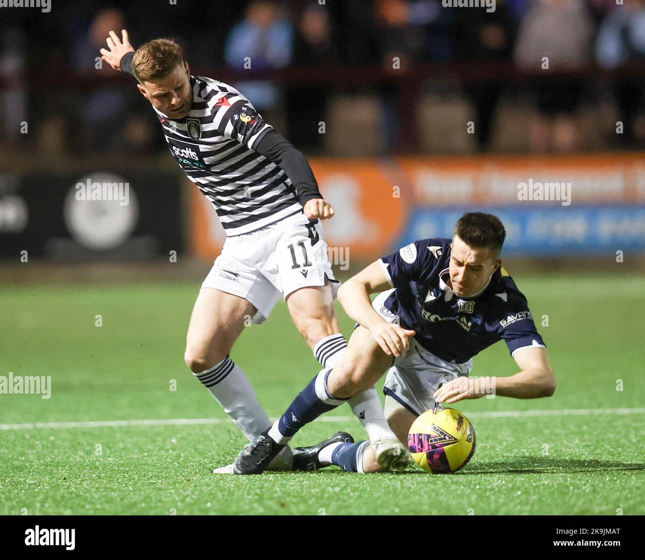 Ochilview Park, Larbert. 28. Oktober 2022. Fußball der Scottish Championship; Queens Park gegen Dundee; Cammy Kerr von Dundee wird von Dominic Thomas von Queens Park fouliert Credit: Action Plus Sports/Alamy Live News Stockfoto