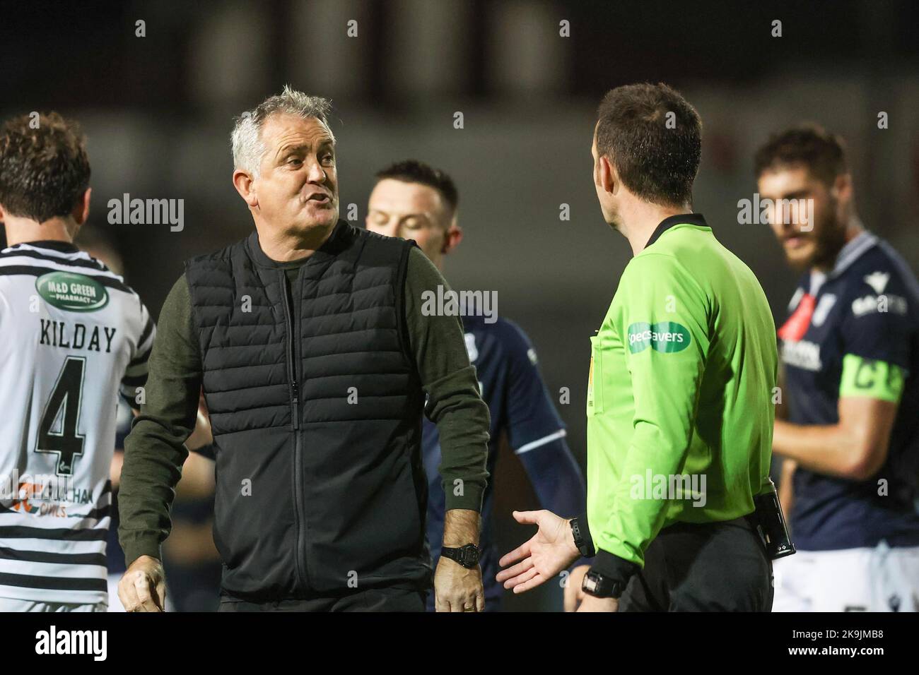 Ochilview Park, Larbert. 28. Oktober 2022. Scottish Championship Football; Queens Park gegen Dundee; Queens Park Manager Owen Coyle am Ende mit Schiedsrichter Barry Cook remonstriert Credit: Action Plus Sports/Alamy Live News Stockfoto