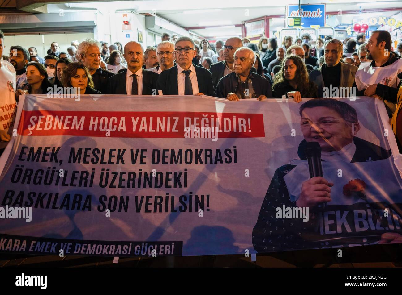 Während eines Protestes halten Demonstranten ein Transparent mit einem Foto von Sebnem Korur Fincanci mit der Aufschrift "Hodja Sebnem ist nicht allein".die Arbeiter- und Demokratietruppen von Ankara haben eine Erklärung abgegeben, um gegen die Verhaftung von Sebnem Korur Fincanci zu protestieren und ihre Freilassung zu fordern. Prof. Dr. Sebnem Korur Fincanci, Präsident der türkischen Ärztekammer, der zu einer „unabhängigen Untersuchung“ bezüglich des möglichen Einsatzes chemischer Waffen gegen PKK-nahe kurdische Rebellen im Nordirak aufrief, sagte, „propagiert für eine terroristische Organisation“ und „vereitelte die türkische Nation, die Republik Türkei und die Staatsinsti Stockfoto