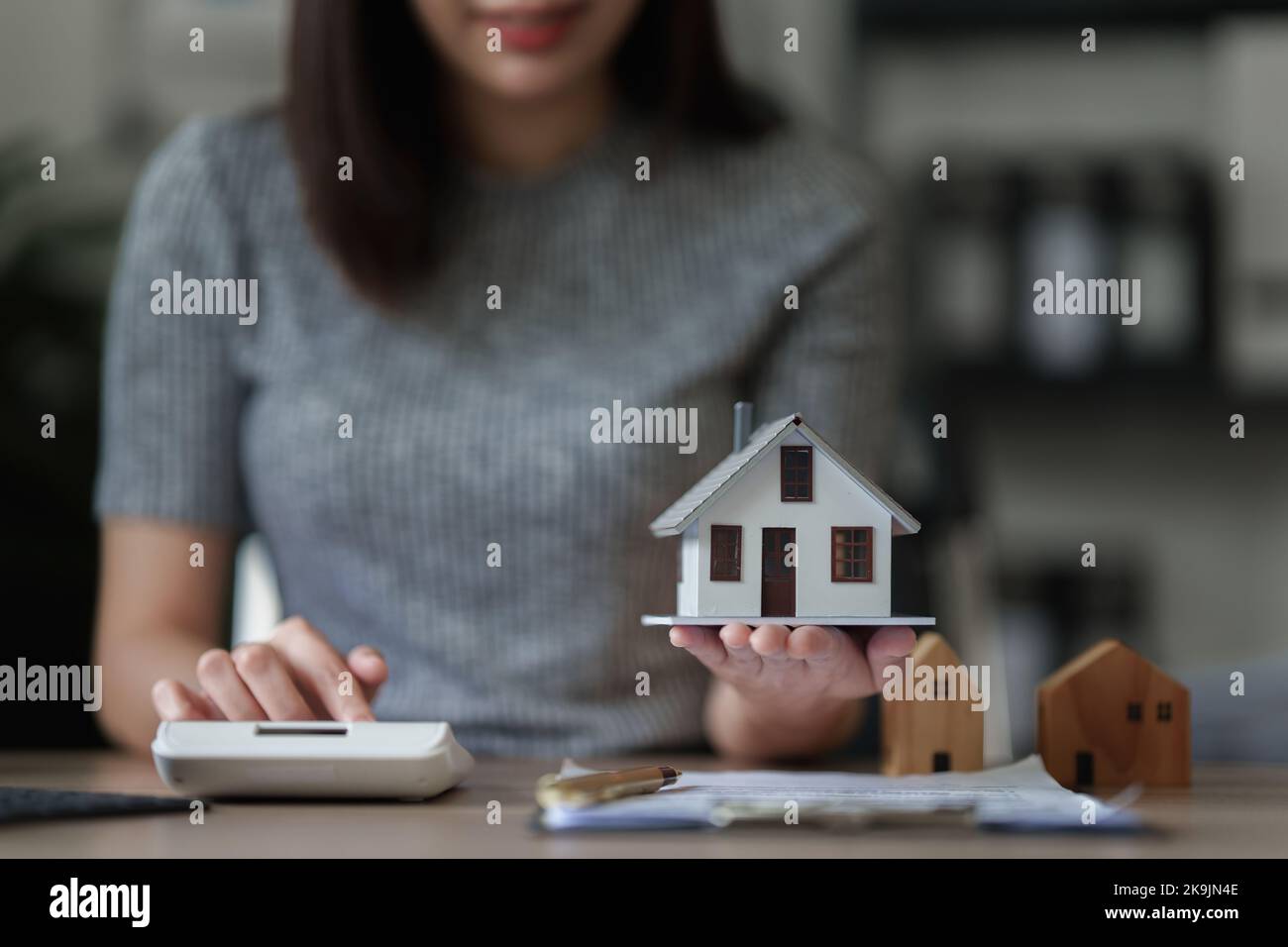 Immobilienmakler und Kunde diskutieren für Vertrag zu kaufen Haus, Versicherung oder Darlehen Immobilien Hintergrund Stockfoto Immobilienmakler und Kunde diskutieren für Vertrag zu kaufen Haus, Versicherung oder Darlehen Immobilien Hintergrund Stockfoto