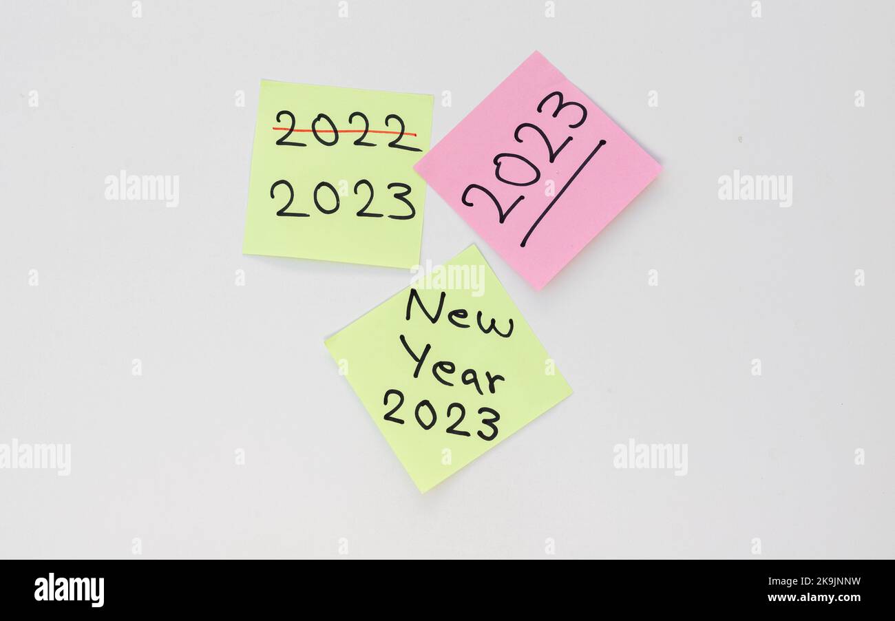 Neujahr 2023 handgeschrieben auf einem bunten Haftnotizen isoliert auf weißem Hintergrund Stockfoto