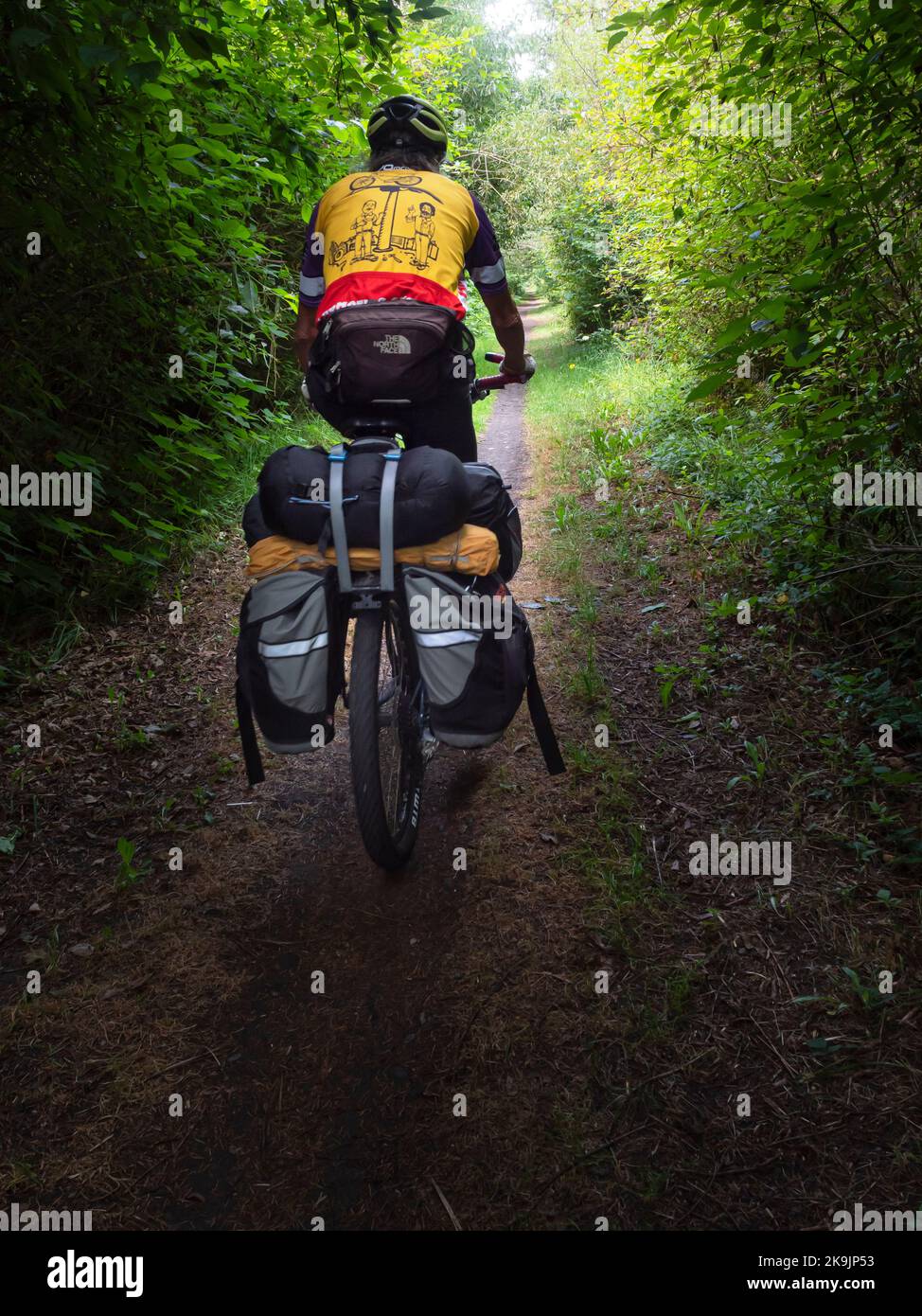 WA22626-00...WASHINGTON - Tourenradler auf dem Olympic Discovery Trail in Richtung Sequim auf der Olympic Peninsula. Stockfoto