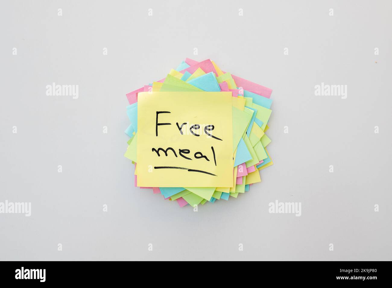 Kostenlose Mahlzeit handgeschriebenes Wort auf einer Haftnotiz Stockfoto