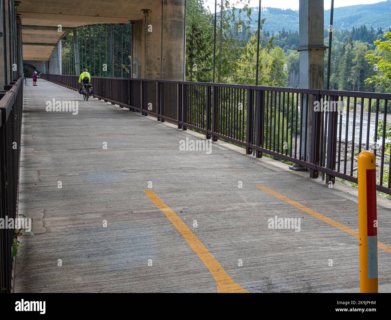 WA22647-00...WASHINGTON - Reiten über die Elwha River Fußgängerbrücke, Teil des Olympic Discovery Trail. Stockfoto