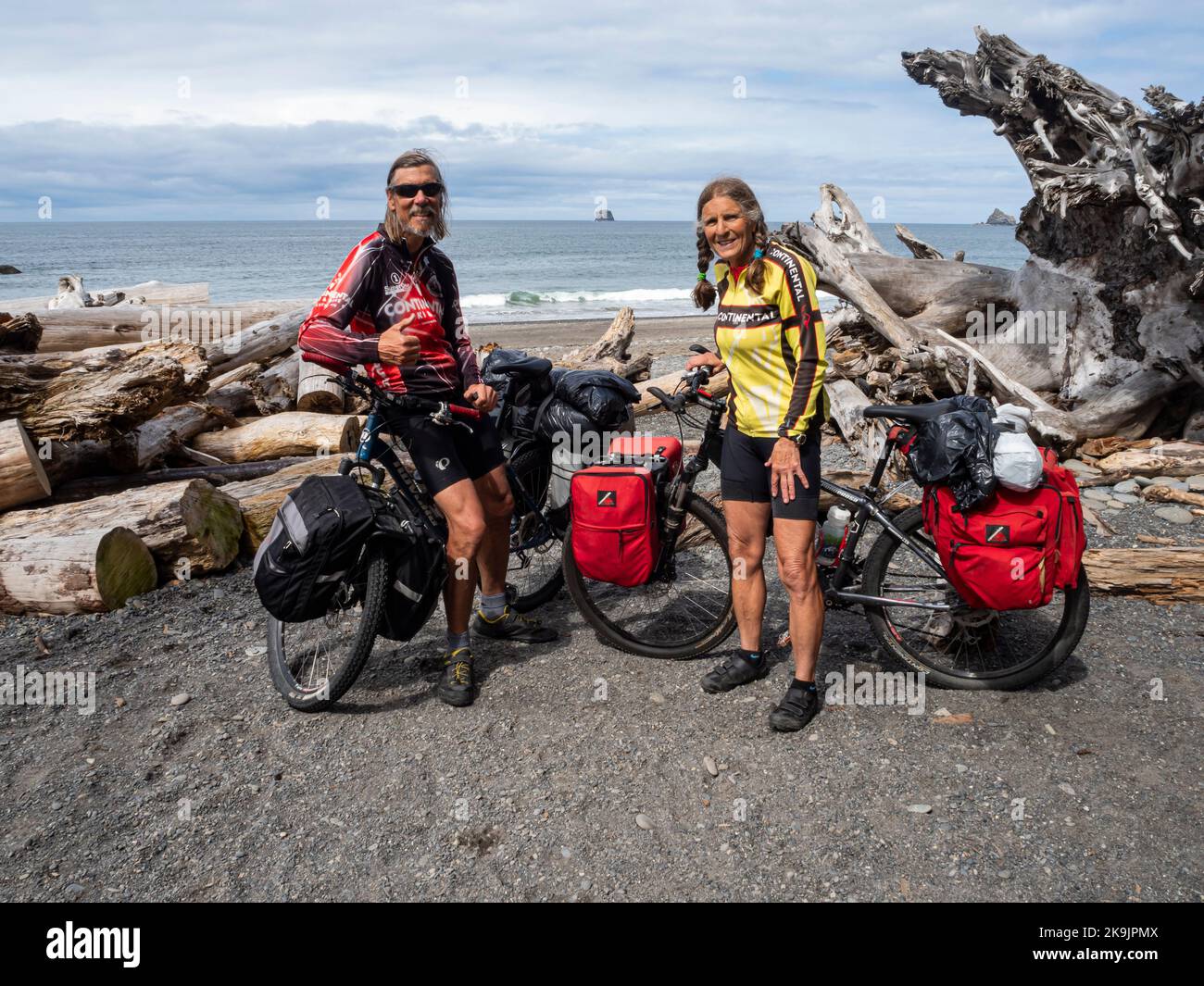 WA22652-00...WASHINGTON - Tom und Vicky feiern ihre Ankunft am Rialto Beach an der Pazifikküste im Olympic National Park. Stockfoto