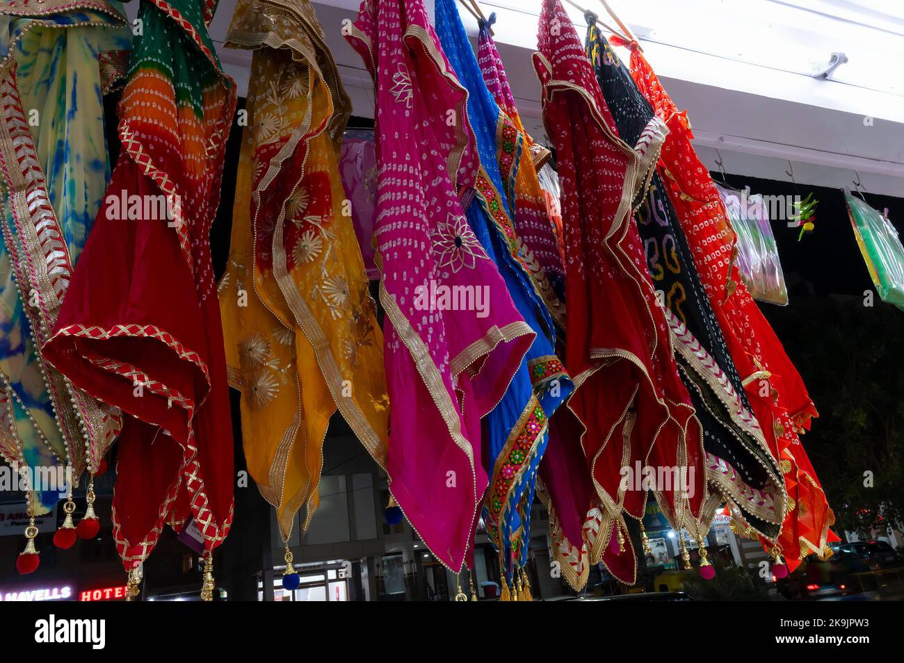 Jodhpur, Rajasthan, Indien - 20.10.2019 : Rajasthani Frauenkleidung hängen zum Verkauf , wird in einem Geschäft auf dem berühmten Sardar Markt angezeigt. Stockfoto