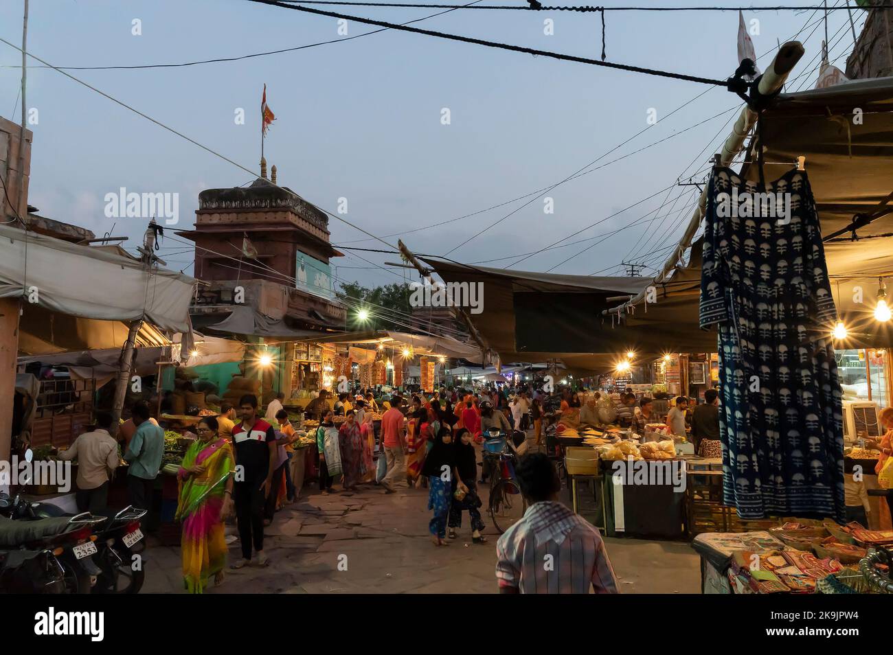 Jodhpur, Rajasthan, Indien - 20.10.2019 : Rajasthani Käufer und Verkäufer auf berühmten Sardar Markt und Ghanta ghar Uhrenturm in Jodhpur, Rajasthan, Indi Stockfoto