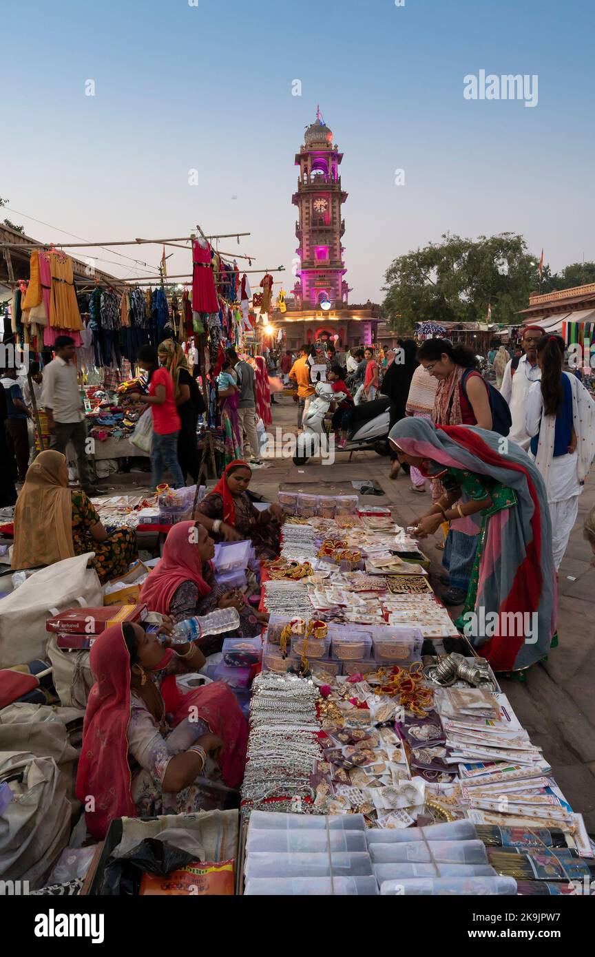 Jodhpur, Rajasthan, Indien - 19.10.2019 : Rajasthani Frauen kaufen Armreifen und Schmuck auf dem berühmten Sardar Markt und Ghanta Ghar Markt. Stockfoto