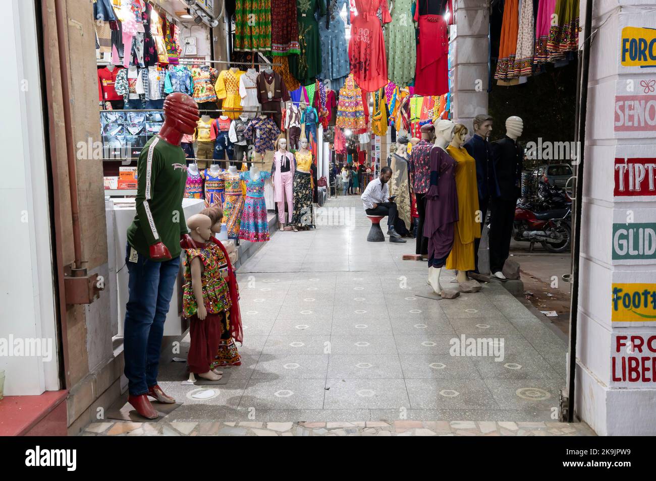 Jodhpur, Rajasthan, Indien - 19.10.2019 : Rajasthani Frauenkleidung, die in einem Geschäft am berühmten Sardar Markt und Ghanta ghar Uhrenturm verkauft wird. Stockfoto