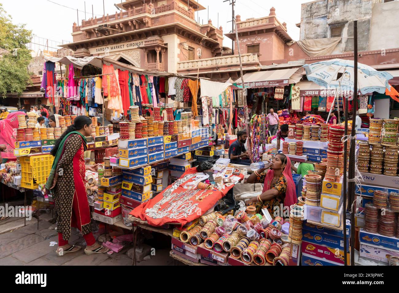 Jodhpur, Rajasthan, Indien - 20.10.2019 : schöne Rajasthani Bangles und Ornamente werden auf dem berühmten Sardar Market und Ghanta Ghar Clock Tower verkauft Stockfoto