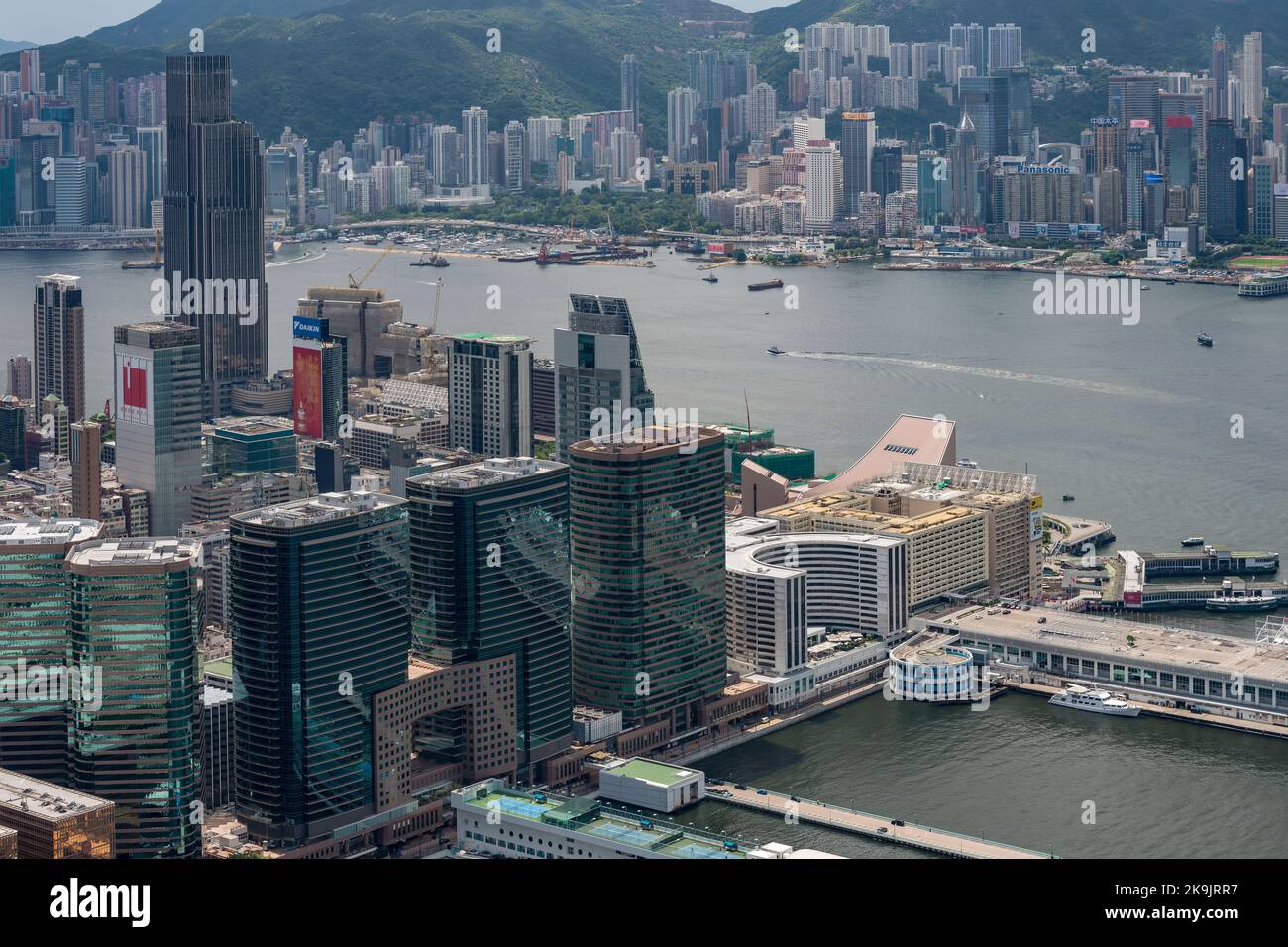 Harbour City und Ocean Terminal, mit der Hochhausentwicklung von Tsim Sha Tsui dahinter, und Hong Kong Island jenseits des Victoria Harbour Stockfoto