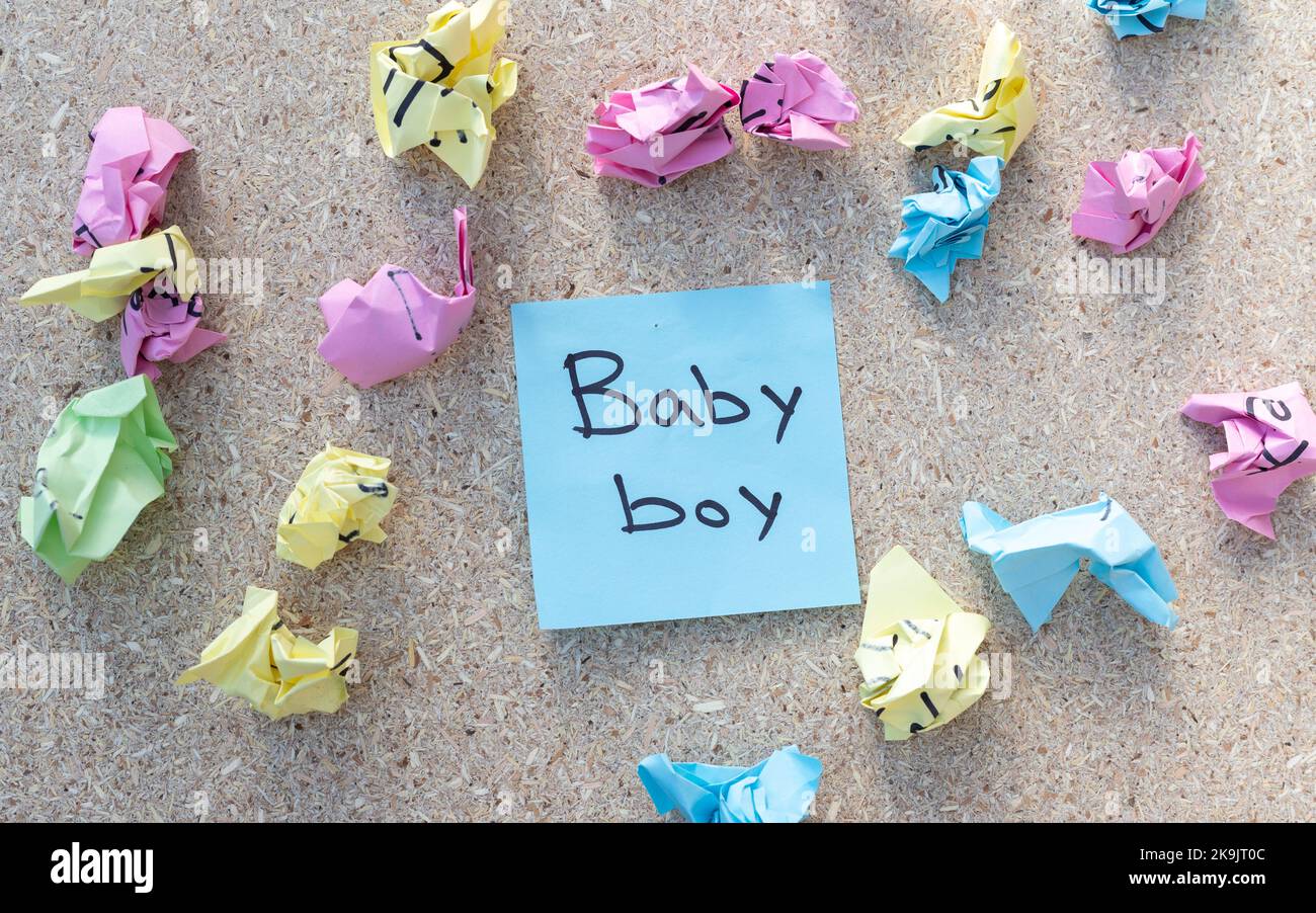 Überraschungs-Geschlecht enthüllen Baby Junge handschriftliche Notiz auf einer Haftnotiz Stockfoto