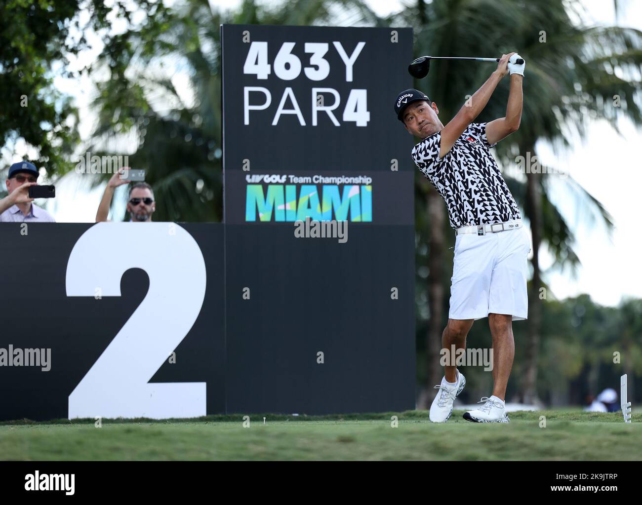 Miami, USA. 28. Oktober 2022. DORAL, FL - OKTOBER 28: Teamkapitän Kevin Na von Iron Heads GC schlagen das zweite Loch während des Viertelfinals des LIV Golf Invitational - Miami bei Trump National Doral Miami am 28. Oktober 2022 in Doral, Florida ab. (Foto von Alberto E. Tamargo/Sipa USA) Quelle: SIPA USA/Alamy Live News Stockfoto