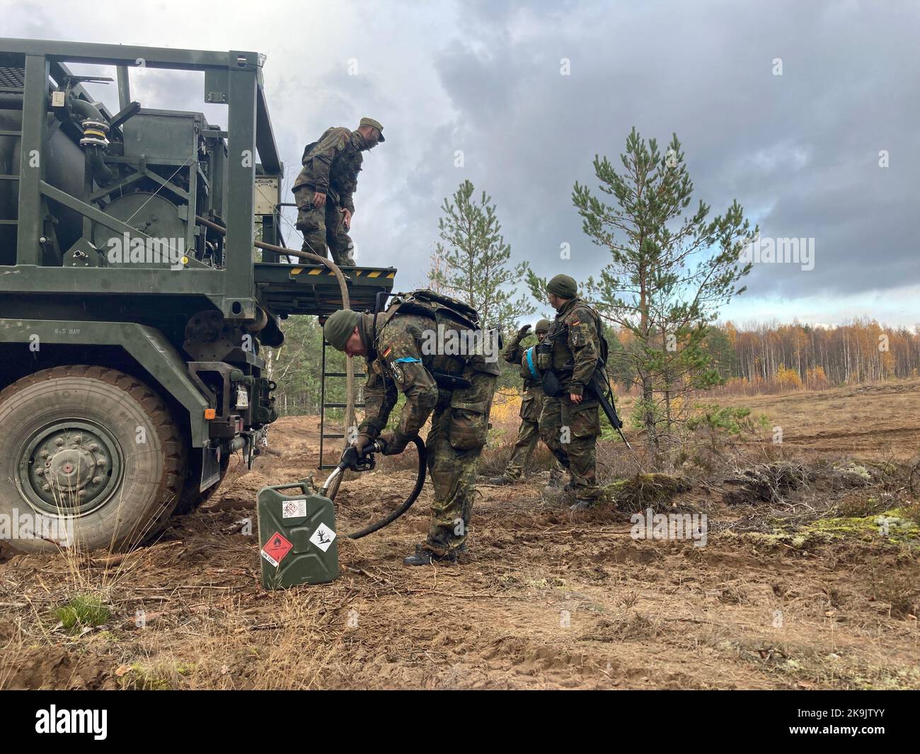 Pabrade, Litauen. 26. Oktober 2022. Ein deutscher Soldat füllt bei einem Tankfahrzeug während der militärischen Übung „Eiserner Wolf ll“ in Litauen Benzin in einen Behälter. Um den Ostseeraum besser zu schützen und die Ostflanke der NATO zu stärken, leitet die Bundeswehr seit fünf Jahren eine NATO-Task Force in Litauen. (To dpa 'Kommandant der NATO-Streitkräfte in Litauen verspricht Schutz der baltischen Staaten') Quelle: Alexander Welscher/dpa/Alamy Live News Stockfoto
