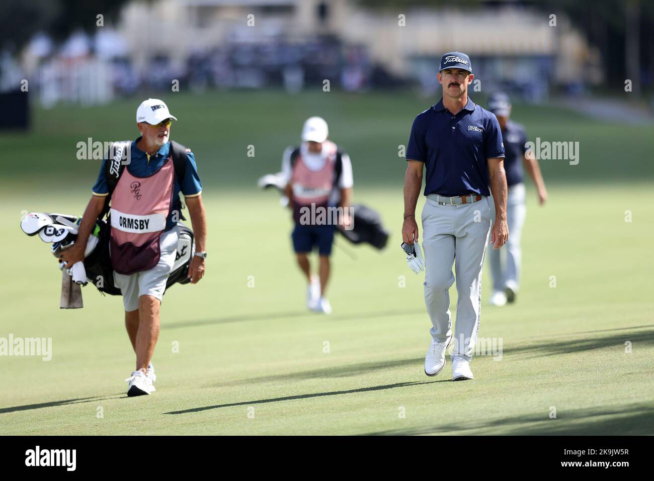 Miami, USA. 28. Oktober 2022. DORAL, FL - 28. OKTOBER: Wade Ormsby of Punch Gehen Sie während des Viertelfinales des LIV Golf Invitational - Miami im Trump National Doral Miami am 28. Oktober 2022 in Doral, Florida, zum ersten Grün. (Foto von Alberto E. Tamargo/Sipa USA) Quelle: SIPA USA/Alamy Live News Stockfoto