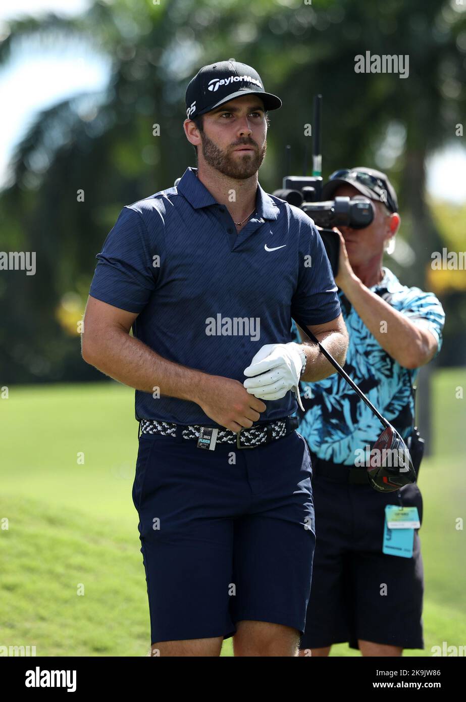 Miami, USA. 28. Oktober 2022. DORAL, FL - OKTOBER 28: Matthew Wolff geht zum zweiten Loch während des Viertelfinals des LIV Golf Invitational - Miami bei Trump National Doral Miami am 28. Oktober 2022 in Doral, Florida. (Foto von Alberto E. Tamargo/Sipa USA) Quelle: SIPA USA/Alamy Live News Stockfoto