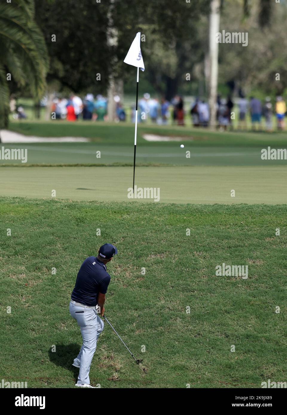 Miami, USA. 28. Oktober 2022. DORAL, FL - 28. OKTOBER: Matt Jone wird während des Viertelfinales des LIV Golf Invitational - Miami im Trump National Doral Miami am 28. Oktober 2022 in Doral, Florida, auf dem 17-Loch-Platz auslaufen. (Foto von Alberto E. Tamargo/Sipa USA) Quelle: SIPA USA/Alamy Live News Stockfoto