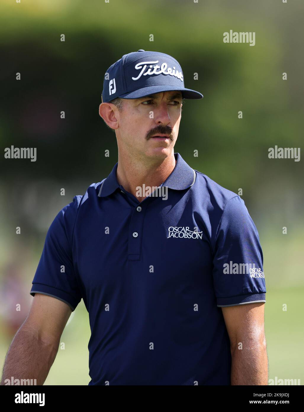 Miami, USA. 28. Oktober 2022. DORAL, FL - 28. OKTOBER: Wade Ormsby of Punch Gehen Sie während des Viertelfinales des LIV Golf Invitational - Miami im Trump National Doral Miami am 28. Oktober 2022 in Doral, Florida, zum ersten Grün. (Foto von Alberto E. Tamargo/Sipa USA) Quelle: SIPA USA/Alamy Live News Stockfoto