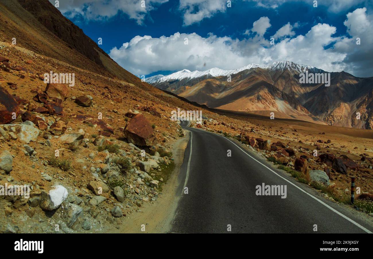 Bergstraße von Ladakh, Nordindien. Schöne Landschaft von Ladakh, höchste Hochebene in Indien. Stockfoto