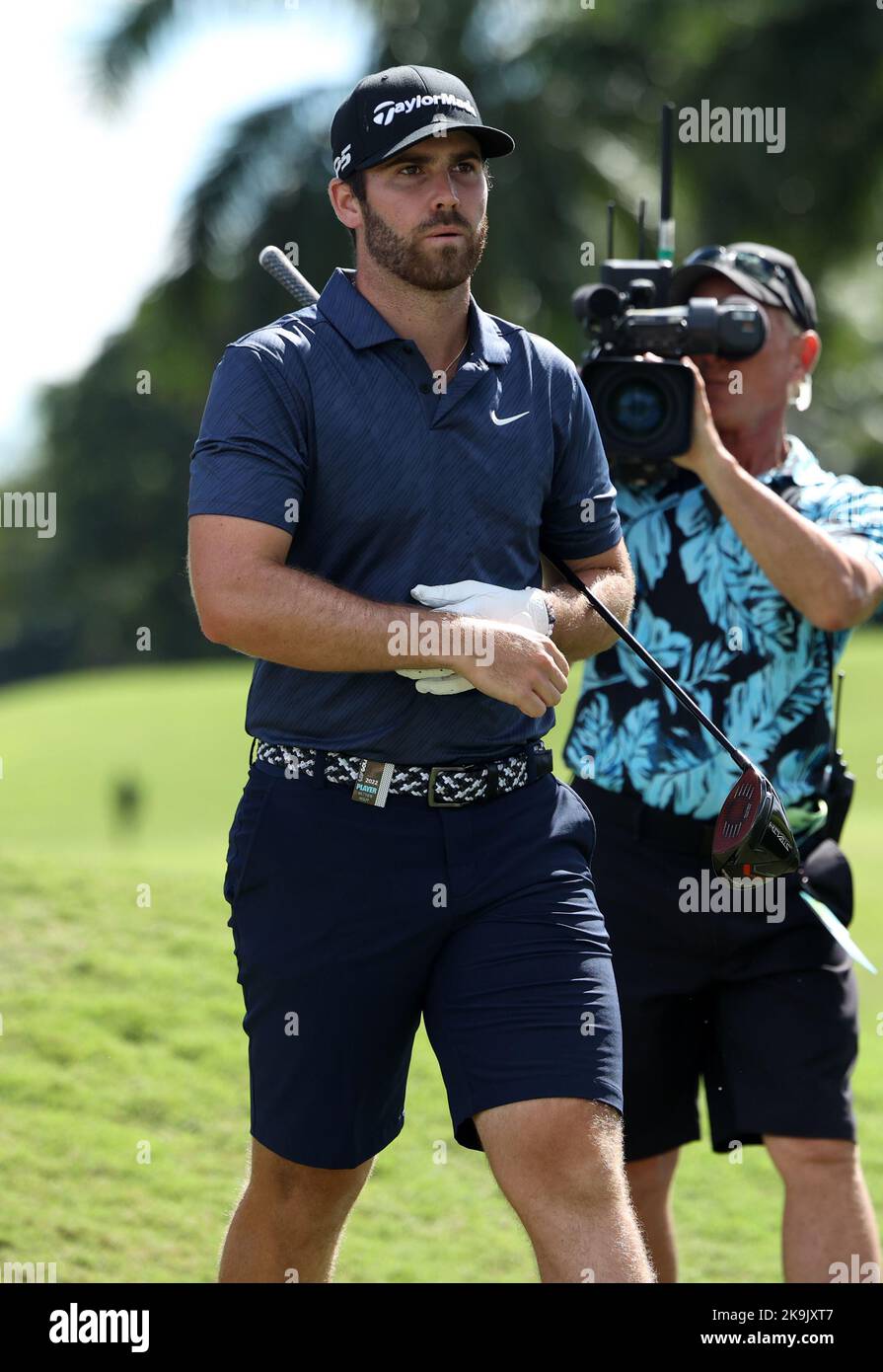 Miami, USA. 28. Oktober 2022. DORAL, FL - OKTOBER 28: Matthew Wolff geht zum zweiten Loch während des Viertelfinals des LIV Golf Invitational - Miami bei Trump National Doral Miami am 28. Oktober 2022 in Doral, Florida. (Foto von Alberto E. Tamargo/Sipa USA) Quelle: SIPA USA/Alamy Live News Stockfoto