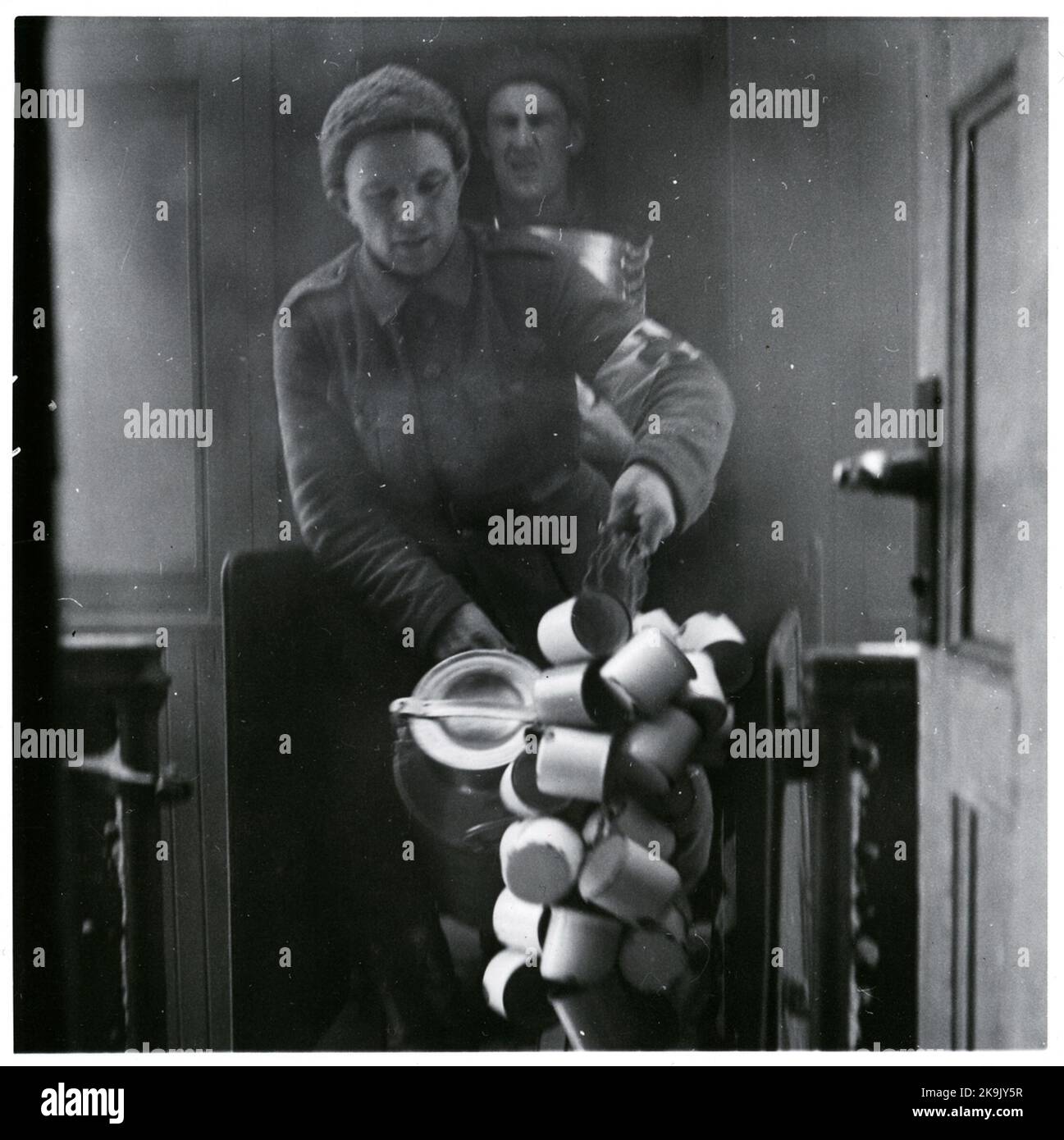 Arbeiter des Roten Kreuzes an Bord von Kinderstaubsaugern aus Finnland, März 1944. Stockfoto