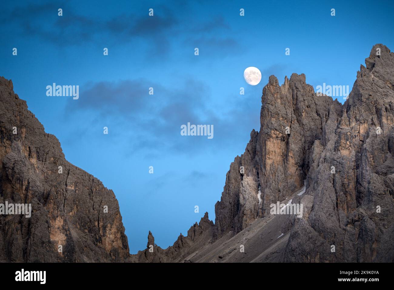 Der Mond über den felsigen Gipfeln, Dolomiten Alpen, Italien Stockfoto