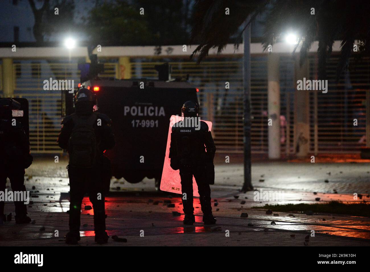 Das kolumbianische Polizeigeschwader gegen den Aufstand (UNDOMO) hatte früher geknwon, als ESMAD mit Demonstranten zusammenstößt, während die Proteste in Bogota, Kolumbien, während der Befreiung politischer Prisoners, die während der regierungsfeindlichen Proteste des letzten Jahres am 28. Oktober 2022 gefangen genommen wurden, zunehmen. Foto: Lina Gasca Martin/Long Visual Press Stockfoto