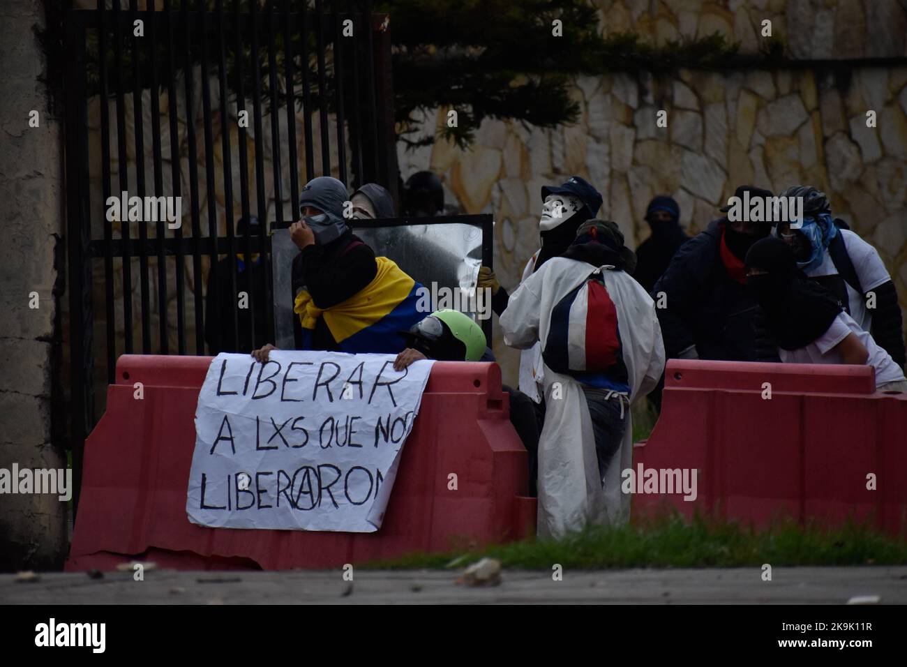 Die Demonstranten haben ein Zeichen zur Unterstützung der politischen Prisoners gesetzt, während die Proteste in Bogota, Kolumbien, während der Befreiung der politischen Prisoners, die während der regierungsfeindlichen Proteste des letzten Jahres am 28. Oktober 2022 gefangen genommen wurden, anfingen. Foto: Cristian Bayona/Long Visual Press Stockfoto