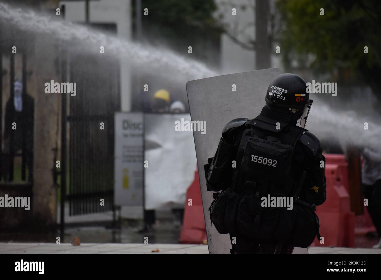 Das kolumbianische Polizeigeschwader gegen den Aufstand (UNDOMO) hatte früher geknwon, als ESMAD während der Proteste in Bogota, Kolumbien, während der Befreiung politischer Prisoners, die während der regierungsfeindlichen Proteste des letzten Jahres am 28. Oktober 2022 gefangen genommen wurden, mit Demonstranten zusammenstößt. Foto: Cristian Bayona/Long Visual Press Stockfoto