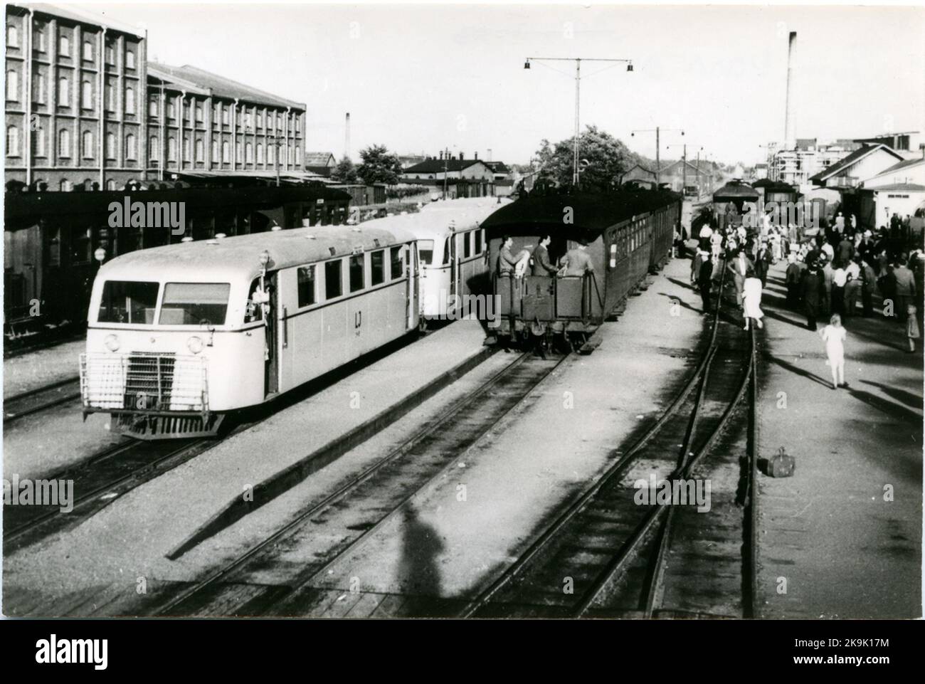 Der Bahnhof wurde 1874 gebaut. Zweistöckiges Bahnhofsgebäude. LJ YO8G 24B, Lidköpings Railway2 Motorwagen und 2 Anhänger Stockfoto