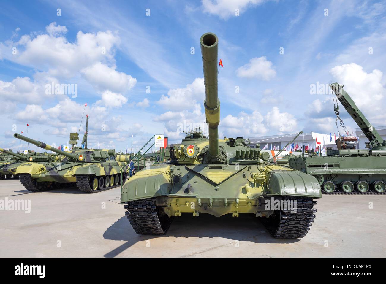REGION MOSKAU, RUSSLAND - 25. AUGUST 2020: T-72M Hauptpanzer auf Armee-2020 militärisch-technisches Forum. Vorderansicht Stockfoto