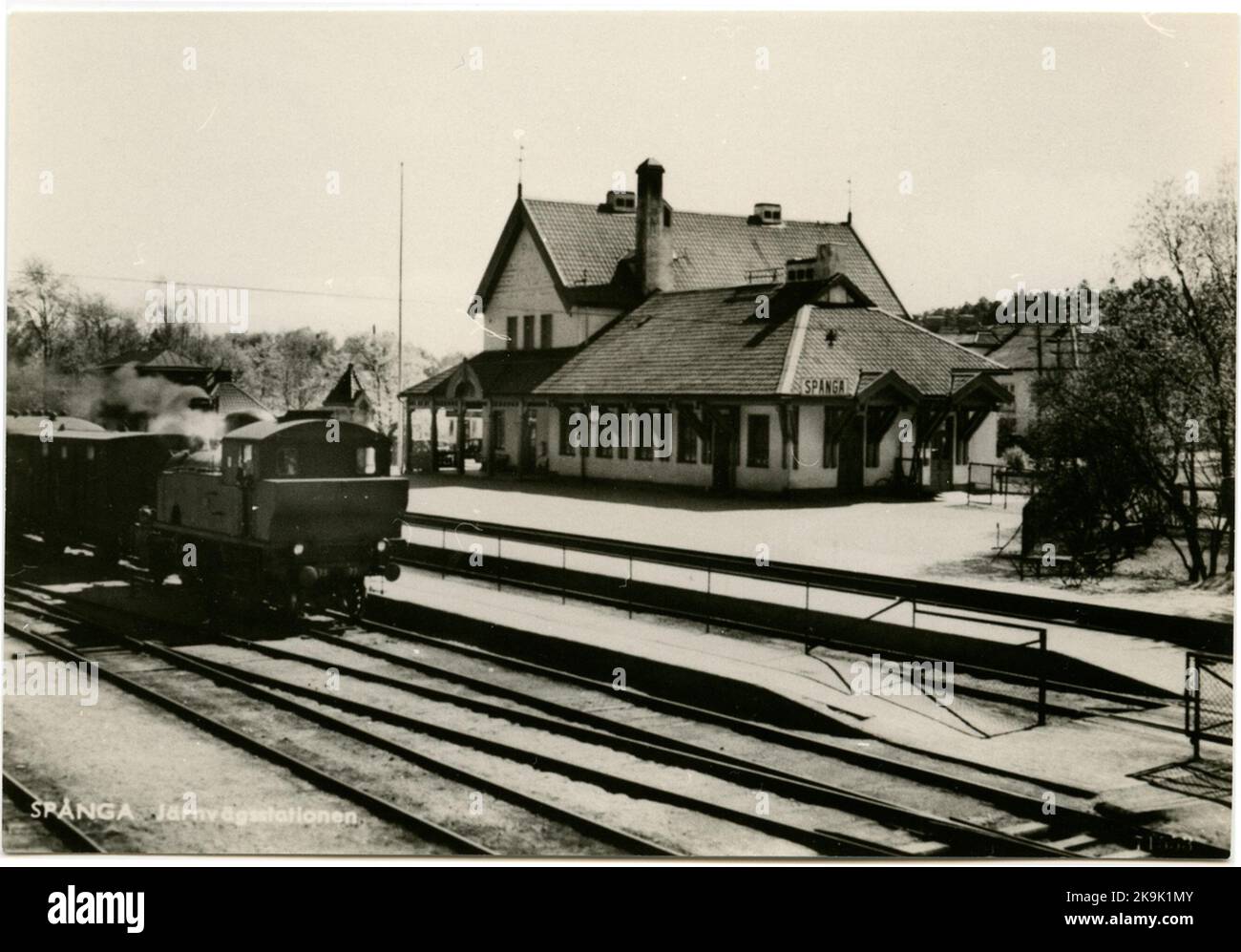 Bahnhof Spånga. Stockholm-Västerås-Bergslagen Railway, SWB. Der Bahnhof wurde 15/12 1876 eingeweiht. 1908 wurde ein neues Bahnhofshaus errichtet, das 1975 abgerissen und durch ein Blechgebäude ersetzt wurde. 2004 wurde ein neues Bahnhofshaus errichtet. Seit 1969 ist Spånga nur ein Pendlerbahnhof. SWB Y3 75 ODER SWB Y3 79. Stockfoto
