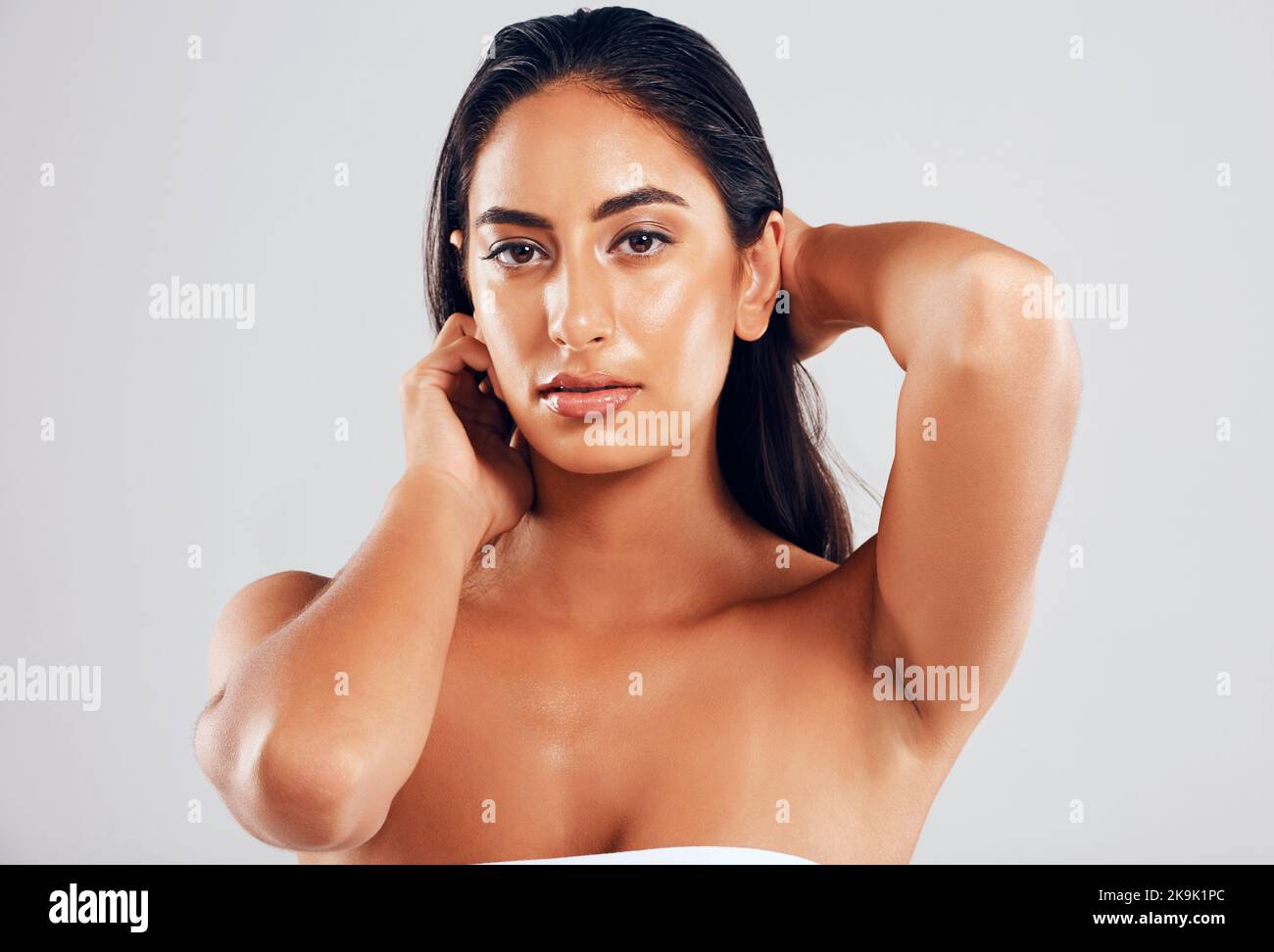 Weißt du, was dich wunderbar macht? Studioporträt einer schönen jungen Frau, die vor grauem Hintergrund posiert. Stockfoto