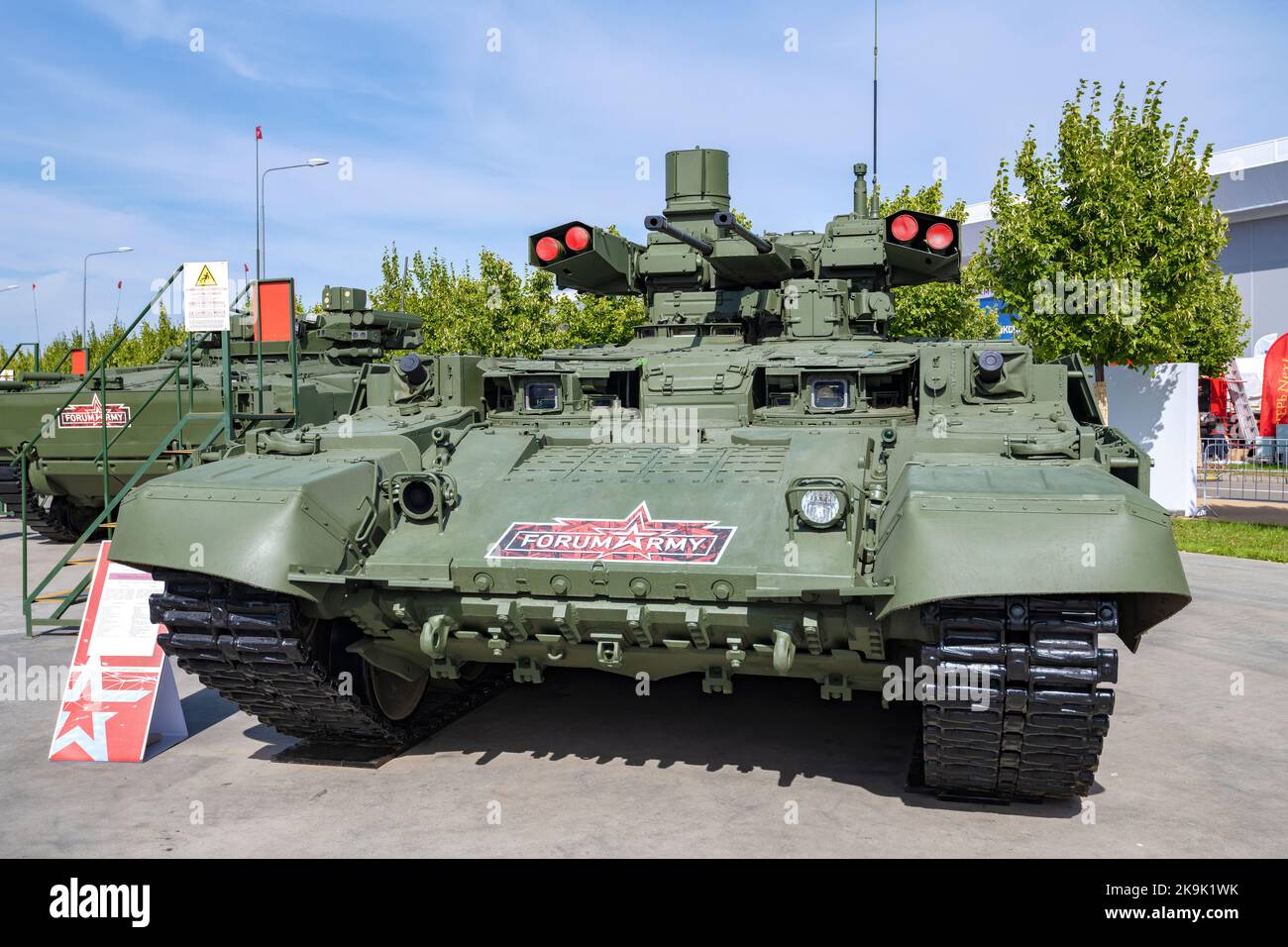 REGION MOSKAU, RUSSLAND - 19. AUGUST 2022: Nahaufnahme des Panzerunterstützungsfahrzeugs „Terminator-2“ (Rahmen-99). Vorderansicht. Internationale militärisch-technische Stockfoto